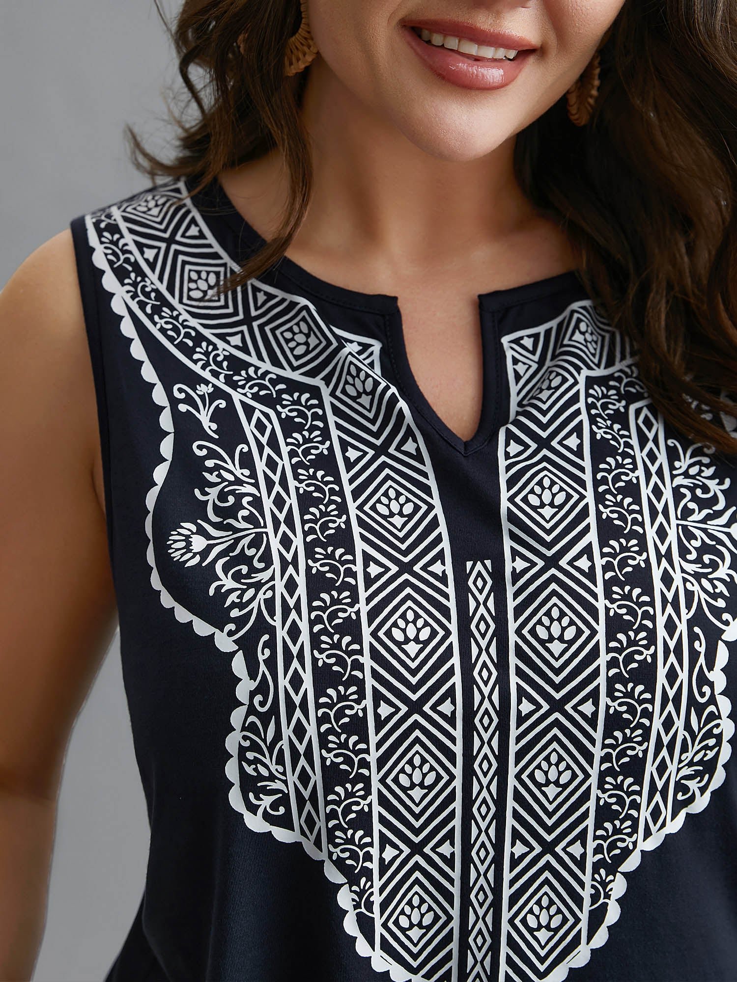 Geometric Printed Notched Collar Slim-Fit Tank Top - Image 2